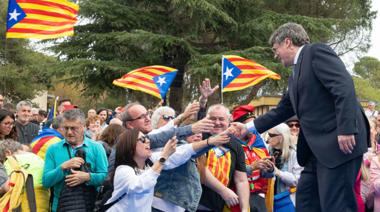El candidato de Junts a las elecciones catalanas, Carles Puigdemont, saluda a los militantes durante un acto del partido en Elna, Francia (Foto: Glòria Sánchez / Europa Press)