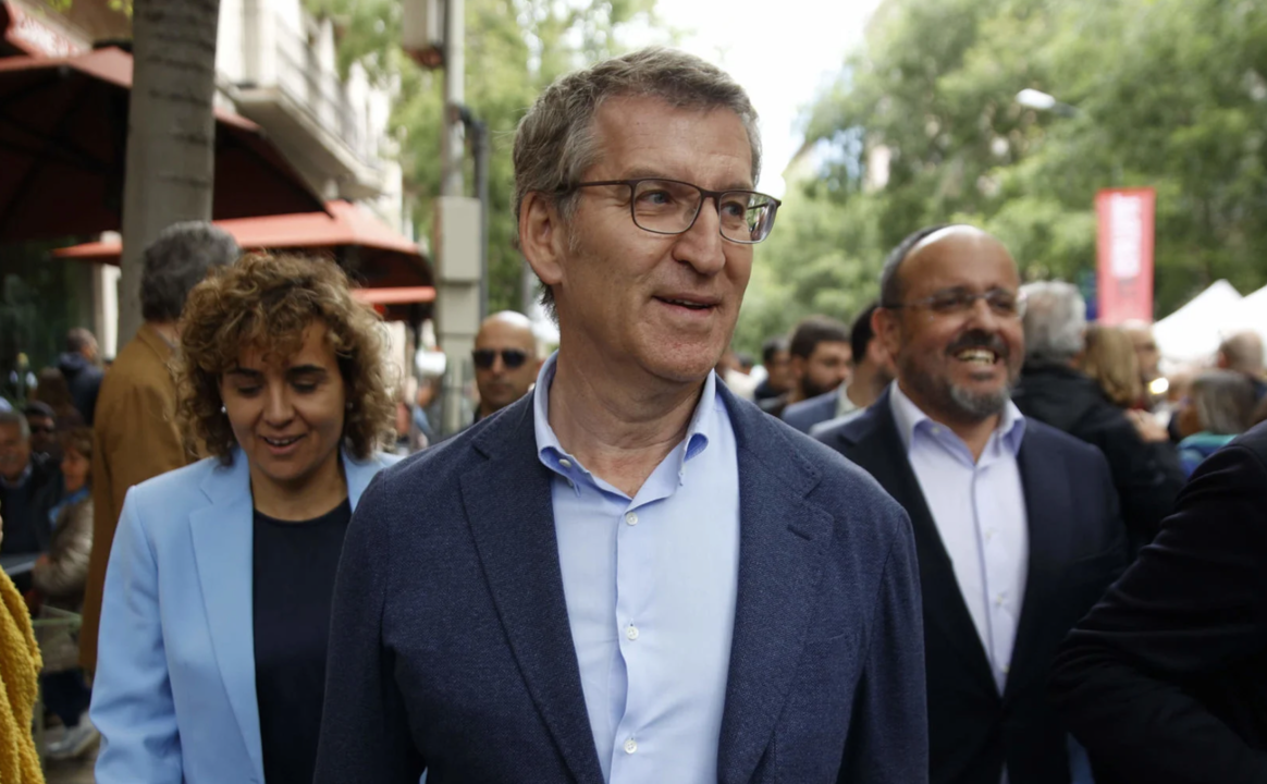 El presidente del PP, Alberto Núñez Feijóo, visita Barcelona por el día de Sant Jordi (Foto: Kike Rincón / Europa Press)