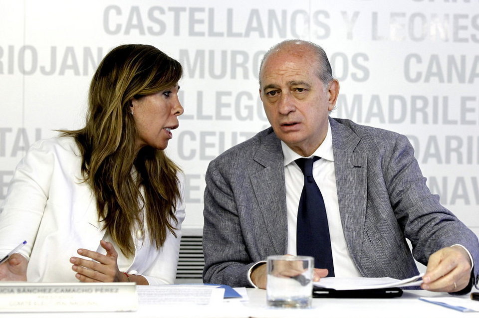 Alicia Sánchez-Camacho, con el ministro del Interior, Jorge Fernández Díaz, en una reunión del Partido Popular.