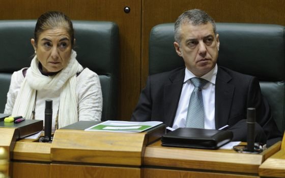 La consejera de Educación y Política Lingüística, Cristina Uriarte, con el lehedakari Íñigo Urkullu, en el Parlamento Vasco.