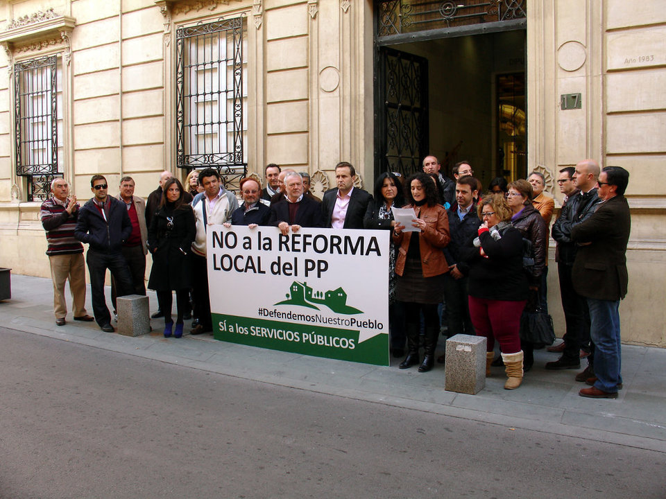 Concentración de alcaldes y ediles socialistas contra la reforma local frente a la Diputación Provincial de Almería.
