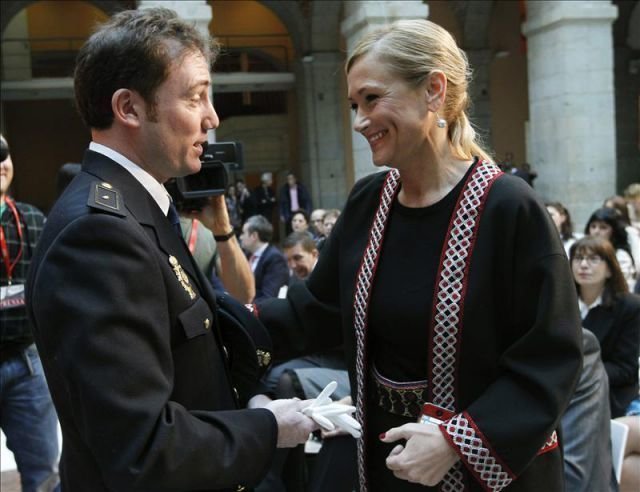 Cristina Cifuentes felicita a un policía nacional galardonado con la Medalla al Mérito Ciudadano.