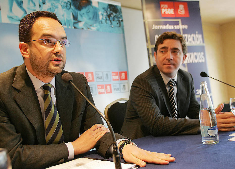 Roberto Jiménez (derecha) escucha a Antonio Hernando (izquierda) en un acto del Partido Socialista de Navarra.