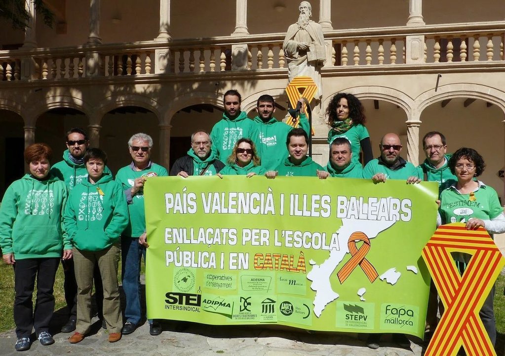 Concentración de profesores y padres de Baleares contra el decreto de bilingüismo en la educación.