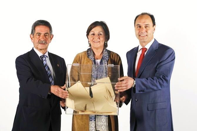 Los candidatos a las elecciones de 2011 en Cantabria: Miguel Ángel Revilla (PRC), Dolores Gorostiaga (PRC) e Ignacio Diego (PP).
