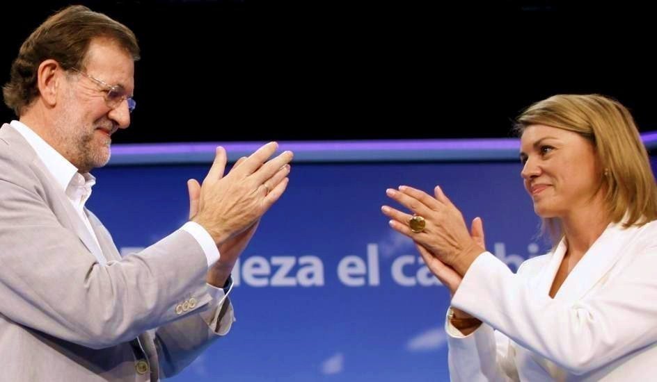 Mariano Rajoy y María Dolores de Cospedal aplauden en un acto del PP.