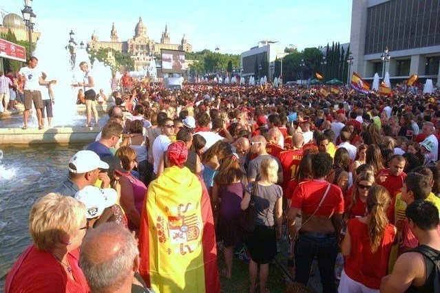 Aficionados viendo la final del Mundial de 2010 en una pantalla instalada en la Plaza de Cataluña, en Barcelona.