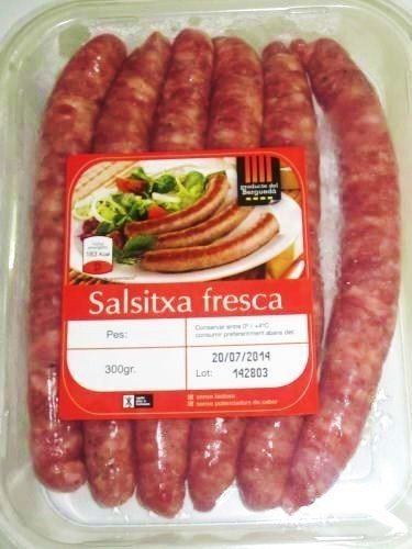 Uno de los paquetes de salchichas de ALDI etiquetado en catalán.
