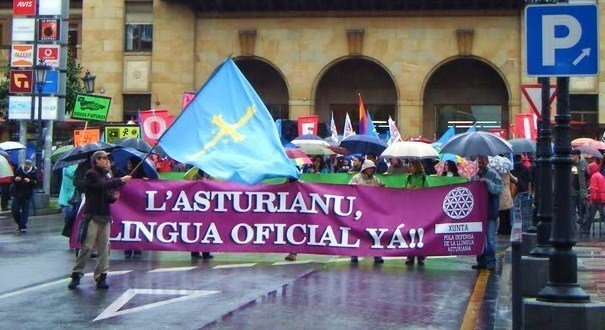 Manifestación en Oviedo para reclamar que el asturiano sea lengua oficial en el Principado.