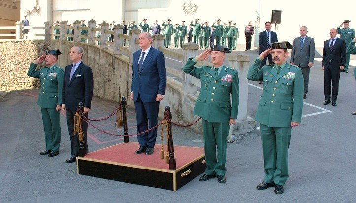 El ministro del Interior y el director de la Guardia Civil, en una visita a la Comandancia de La Salve en Bilbao.