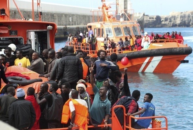 Un buque de Salvamento Marítimo con inmigrantes rescatados de una patera.