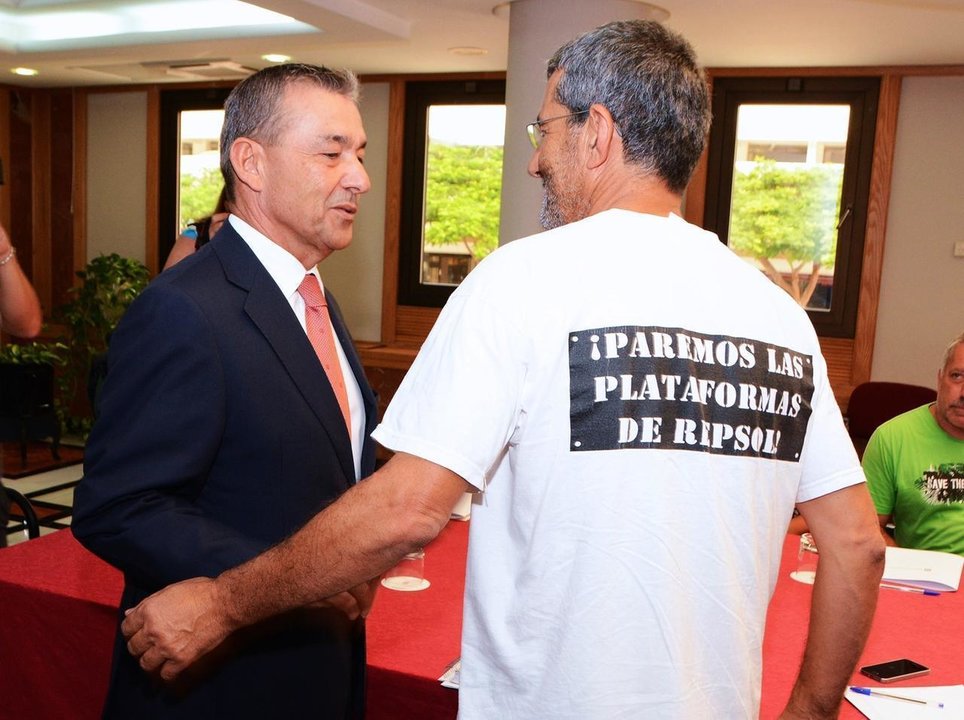 El presidente canario, Paulino Rivero, en una reunión con asociaciones contrarias a las prospecciones.