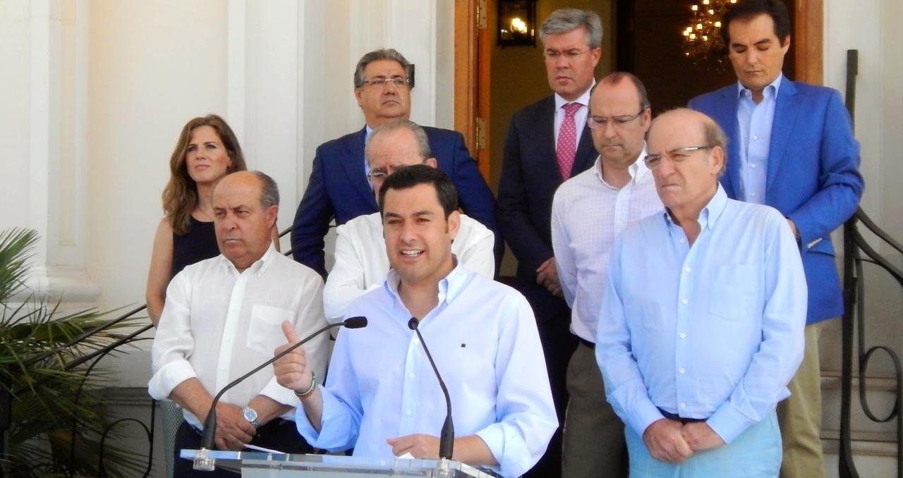 Juan Manuel Moreno Bonilla, en un acto con los ocho alcaldes populares de la capitales de Andalucía.