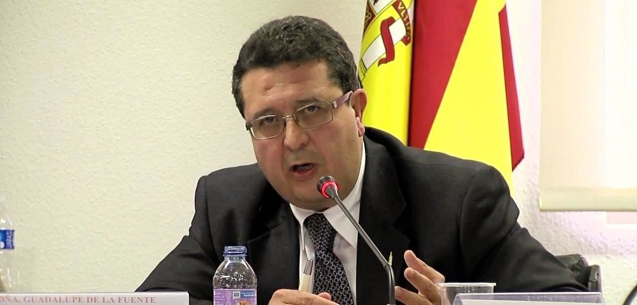 El ex juez Francisco Serrano imparte una conferencia.
