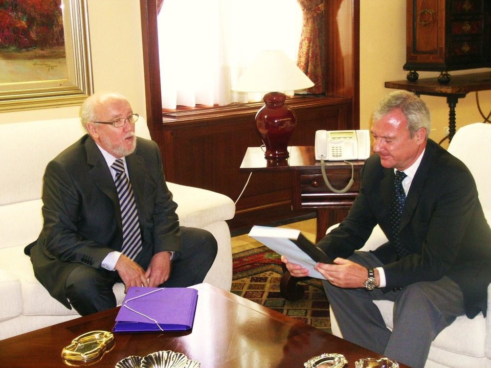El fiscal López Bernal, en una reunión con el anterior presidente de Murcia, Ramón Luis Valcárcel.