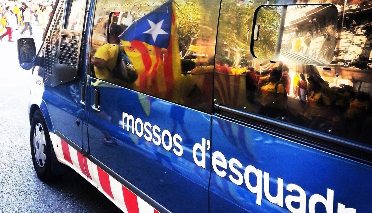 Furgón de los Mossos d'Esquadra en una manifestación independentista en Cataluña.