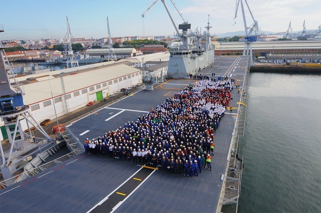 Trabajadores de Navantia en la cubierta del buque Juan Carlos I.