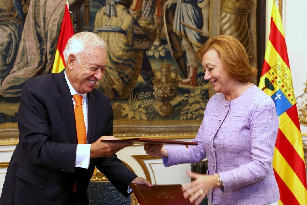 El ministro García-Margallo y la presidenta de Aragón, Luisa Fernanda Rudi, firman el convenio de integración de la oficina aragonesa.
