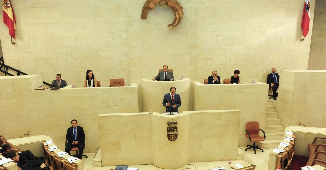 El presidente Ignacio Diego interviene en el Parlamento de Cantabria.