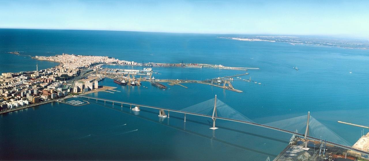 Puente que se está construyendo sobre la Bahía de Cádiz.
