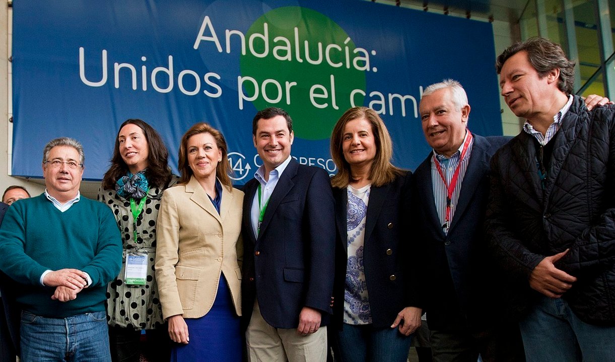 El presidente del PP andaluz, Juan Manuel Moreno, con Fátima Báñez y Javier Arenas a la derecha de la imagen.