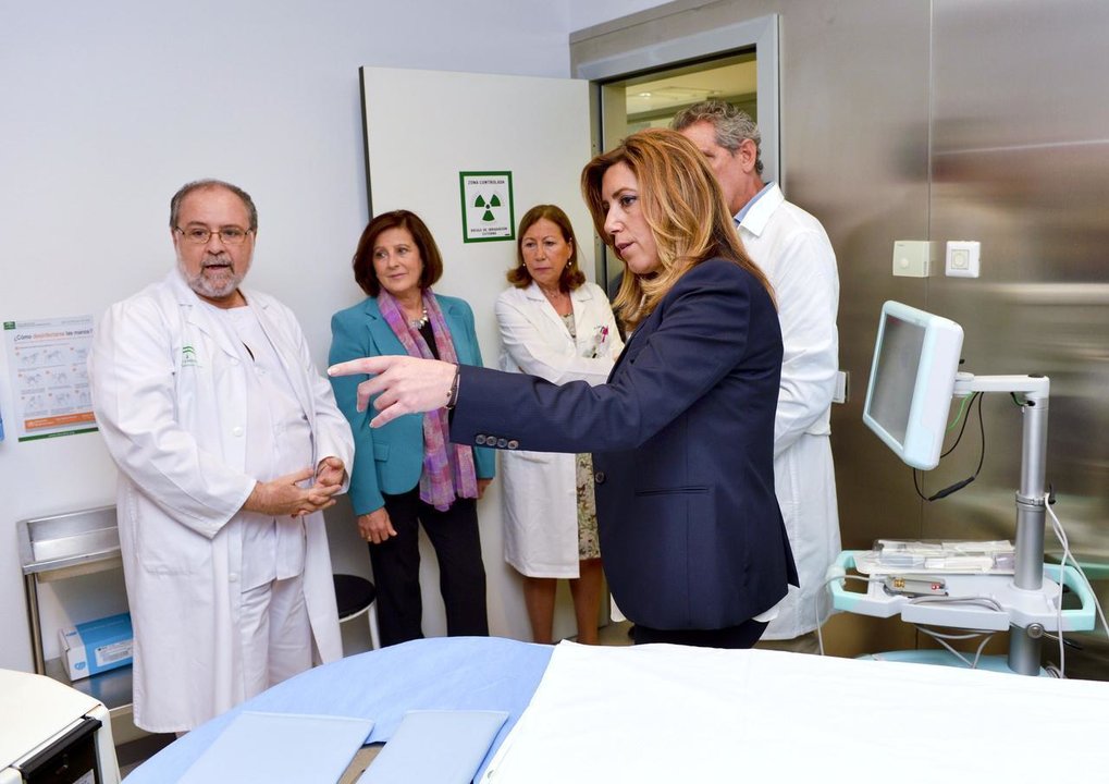 La presidenta de Andalucía, Susana Díaz, visita un hospital público.