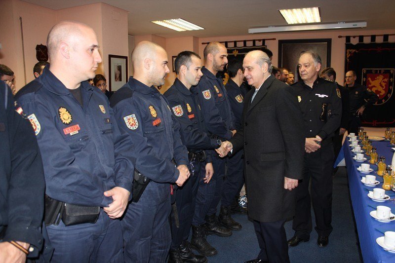 El ministro del Interior, Jorge Fernández Díaz, saluda a agentes de las UIP en la sede de Moratalaz (Madrid).