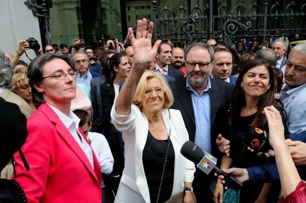 Manuela Carmena saluda en la Plaza de Cibeles tras se investida como nueva alcaldesa de Madrid
