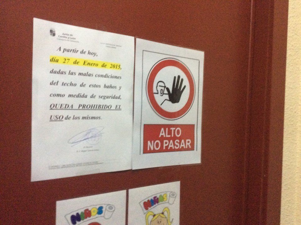 Cartel del prohibido el paso en el colegio público de Segovia