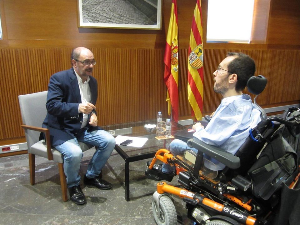 El nuevo presidente aragonés,Lambán, con el líder de Podemos en la Comunidad, Echenique