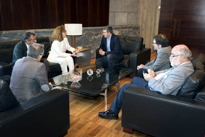 El Presidente canario Fernando Clavijo Batlle recibe a la presidenta de la FAPE, Elsa González