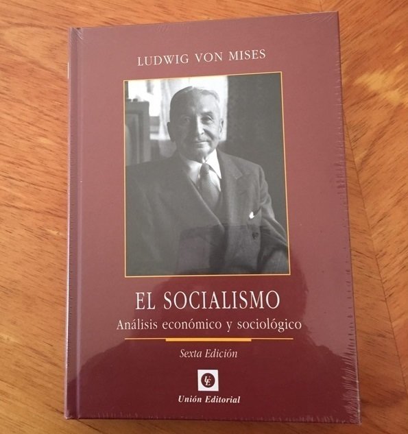 Libro que Esperanza Aguirre regaló a Carlos Sánchez Mato.