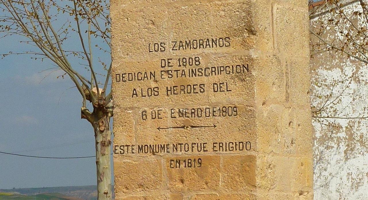 Monumento erigido en 1819 en recuerdo de los zamoranos muertos en la batalla de Villagodio.
