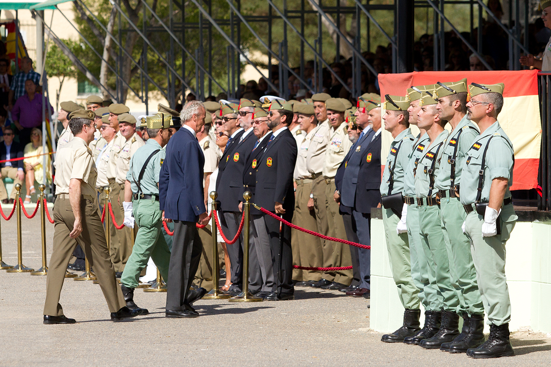 Acto en una base de la Legión con presencia de legionarios de honor (Fotografía: Ángel Molinero).