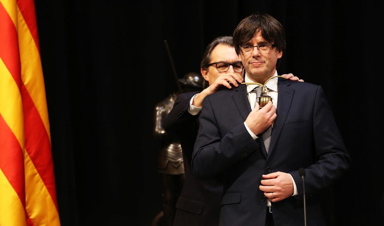 Artur Mas impone la medalla de la Generalitat a Carles Puigdemont.