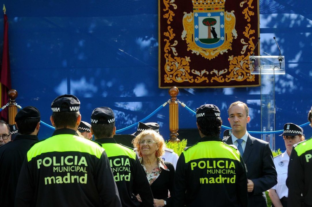 Manuela Carmena con la Policía Municipal.