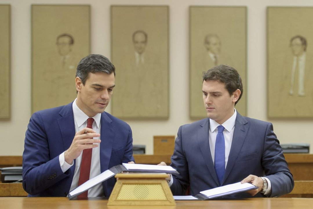 Pedro Sánchez y Albert Rivera firman el acuerdo de investidura.