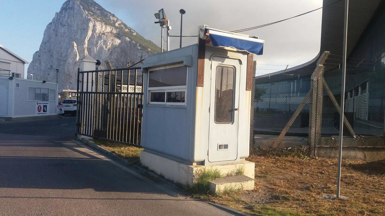 Garita de control de camiones en la Verja de Gibraltar.