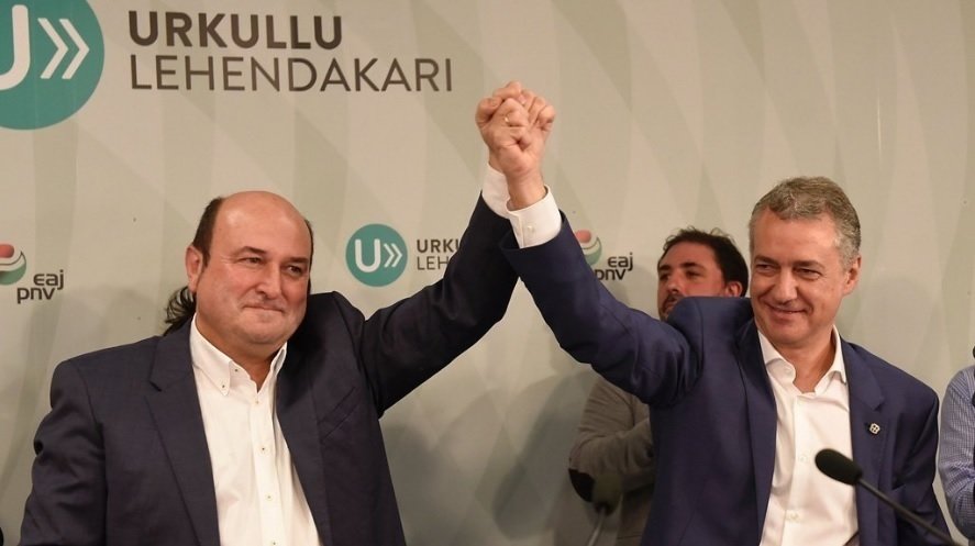 Íñigo Urkullu celebra su victoria con el presidente del PNV, Andoni Ortuzar.