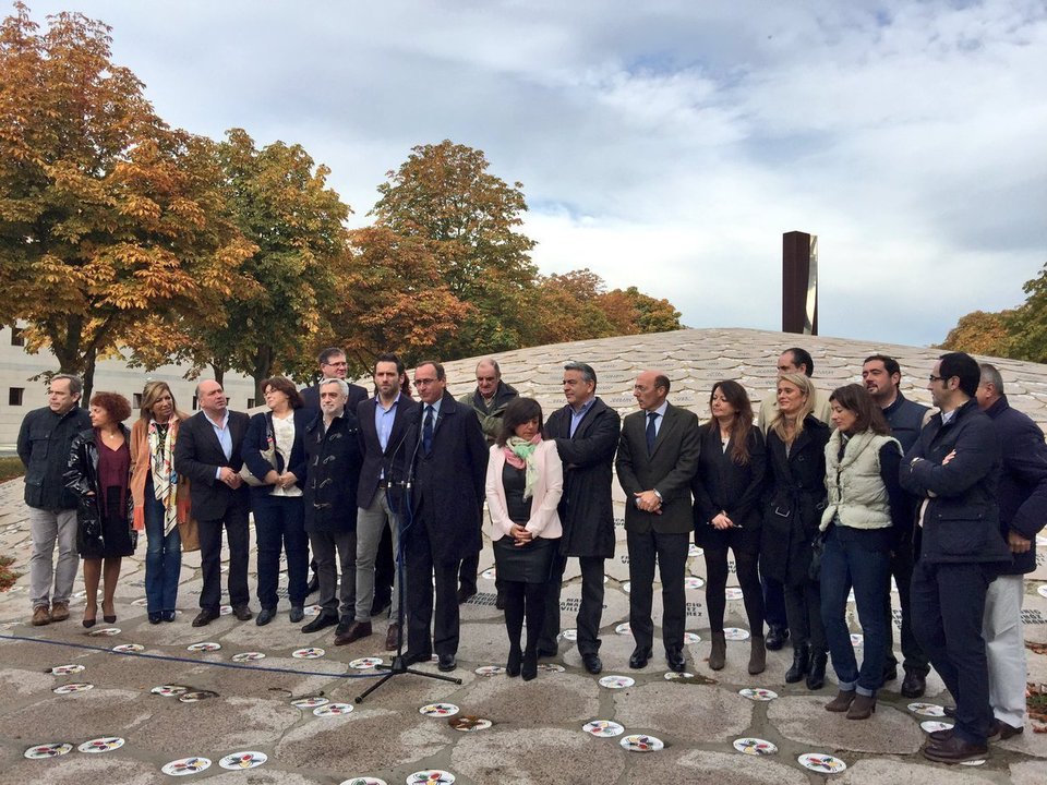 Dirigentes del PP vasco, en el monumento a las víctimas del terrorismo en Vitoria.