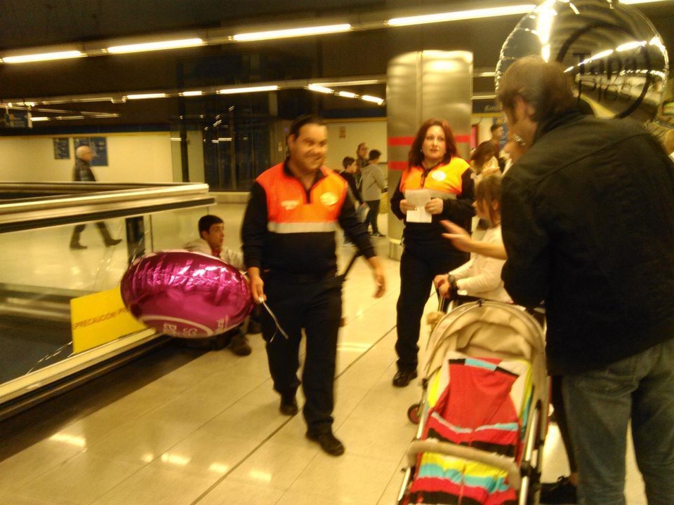 Vigilantes de Metro de Madrid se llevan varios globos metálicos en la estación de Embajadores.