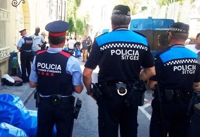 Agentes de los Mossos d'Esquadra y la Policía Local de Sitges.