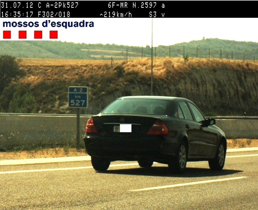 Fotografía de un radar de Cataluña a un coche que sobrepasaba el límite de velocidad.