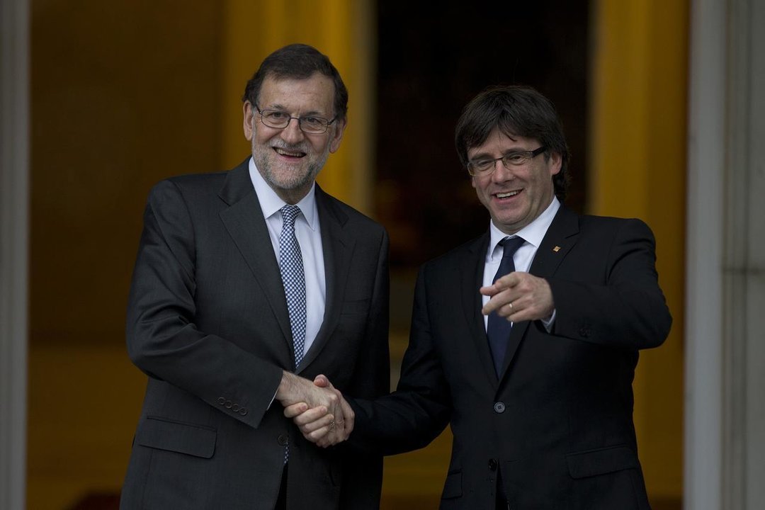 Mariano Rajoy y Carles Puigdemont, en su primer encuentro en La Moncloa.