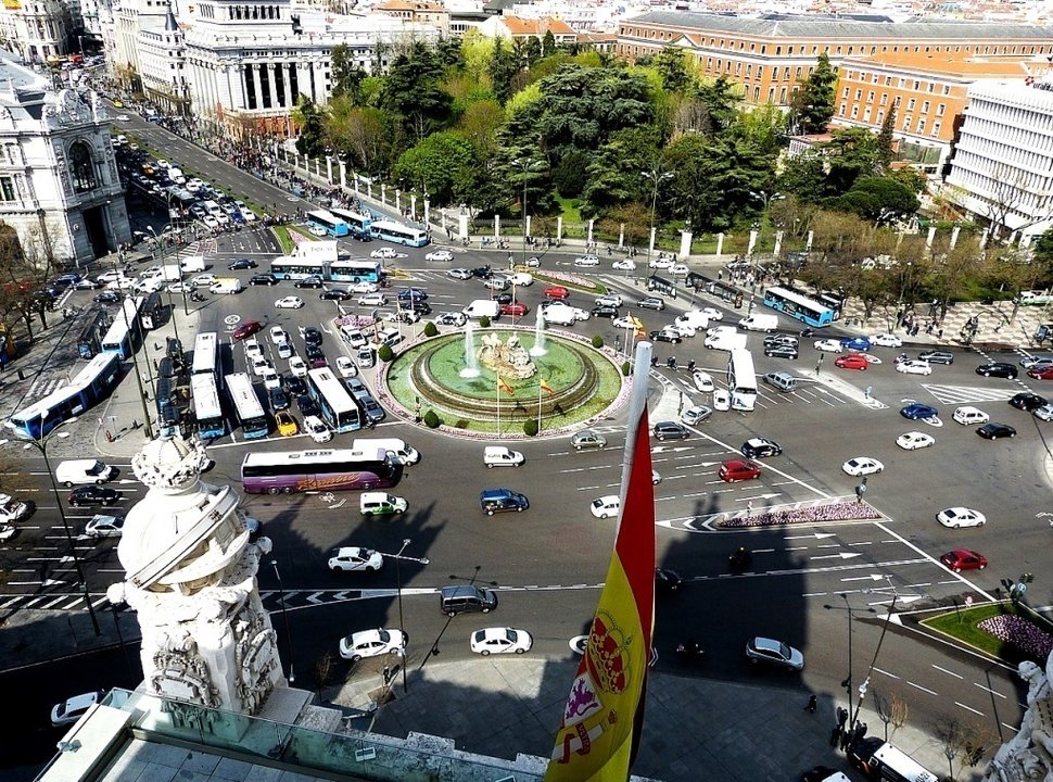 Circulación en la plaza de Cibeles de Madrid.