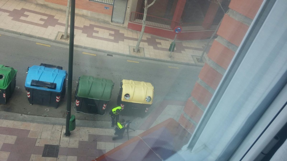 Dos policías locales colocan un radar en una calle de Zaragoza.