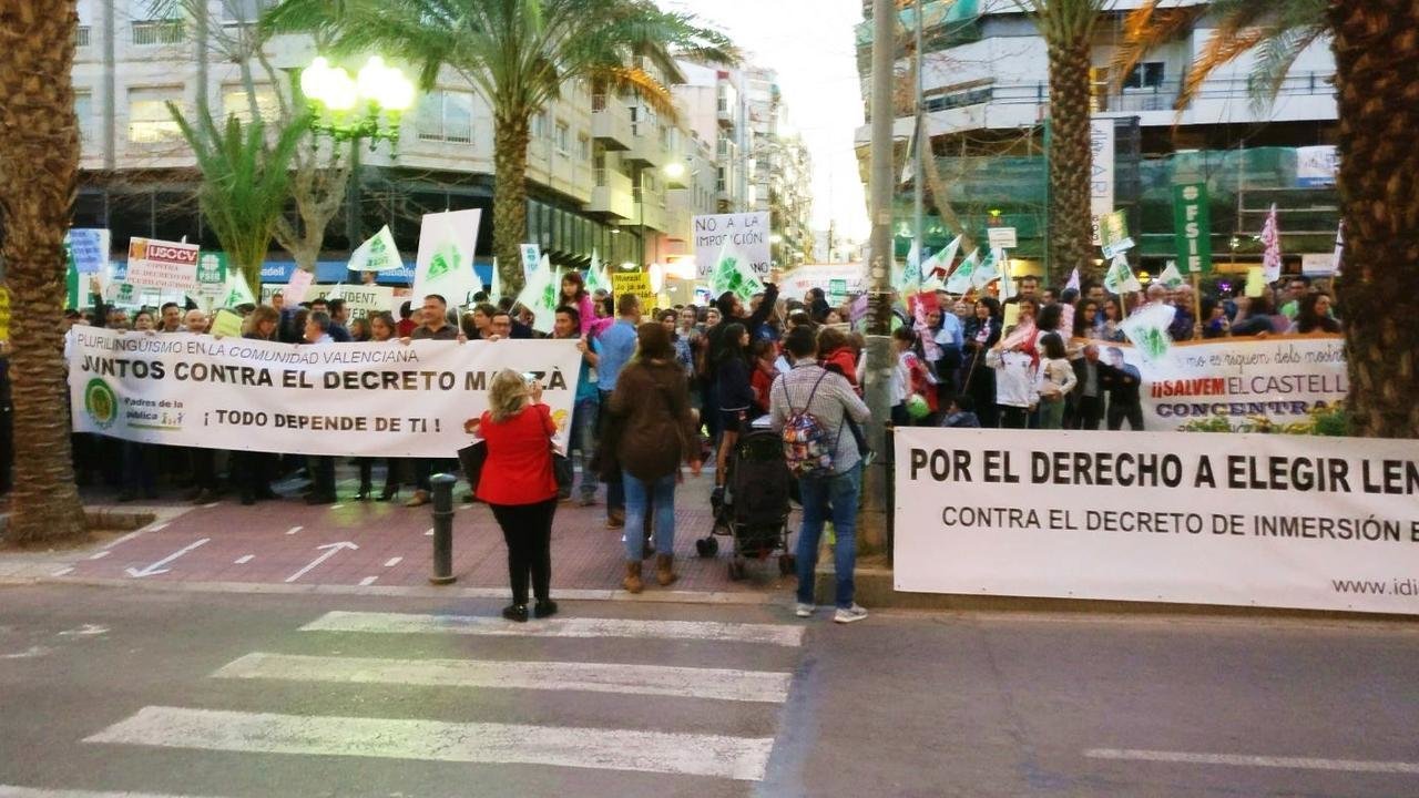 Manifestación en Alicante contra el decreto de plurilingüismo de la Generalitat Valenciana.