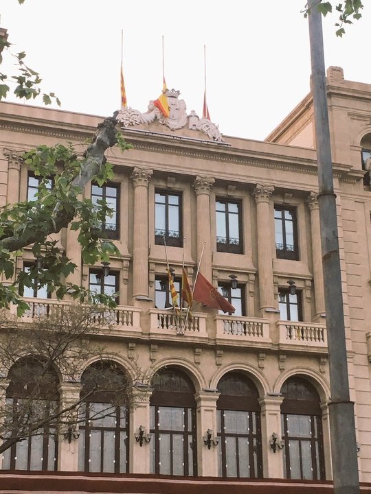 Banderas a media asta en el ayuntamiento de Lérida en Semana Santa (Foto: @amicsdelalletja).
