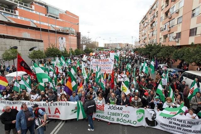 Decenas de personas participan en Sevilla en la 'Marcha de la Dignidad' el 28F