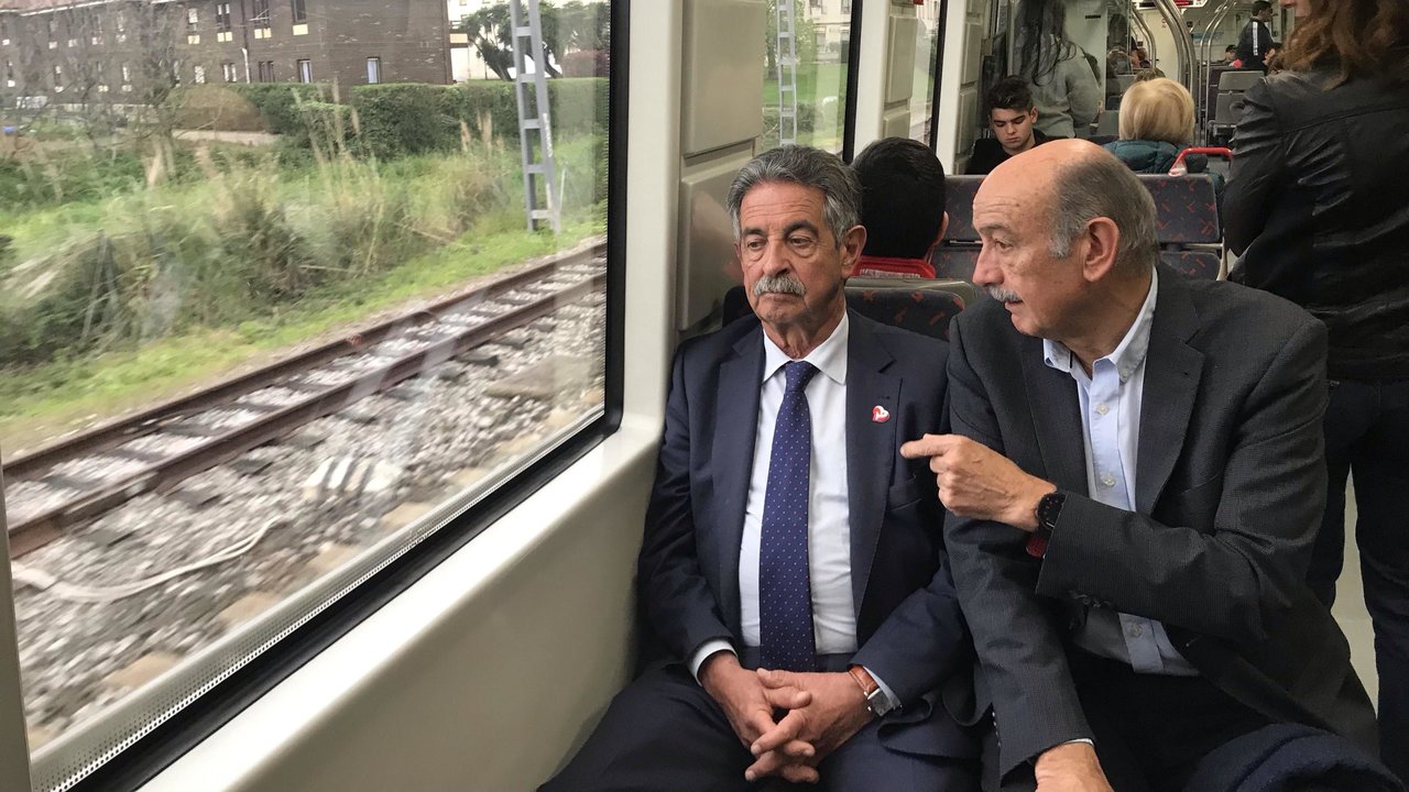 Revilla y Mazón viajan en tren a Santander para comprobar el estado de la red